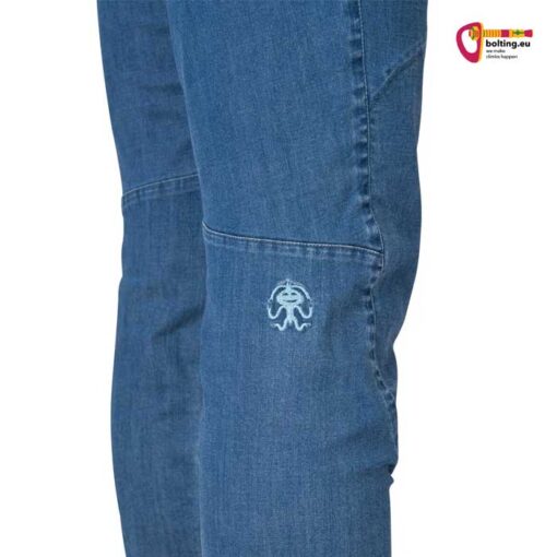 Logo der Klettermarke Rafiki an einem blauem Jeans Stoff.