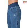 Hüftbund einer blauen Damen Jeans Kletterhose mit elastischem Stoff und Bauch einer Klettererin.