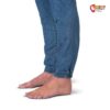 Beinabschlüsse einer blauen Damen Jeans Kletterhose mit elastischem Bund.