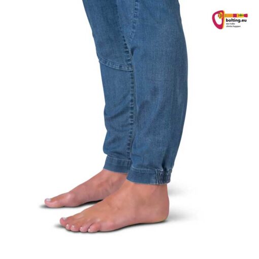 Beinabschlüsse einer blauen Damen Jeans Kletterhose mit elastischem Bund.