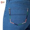 Gesäßtasche einer Stretch Kletterhose aus Denim Stoff mit bunter Umrahmung.