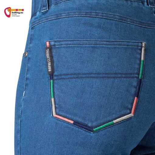 Gesäßtasche einer Stretch Kletterhose aus Denim Stoff mit bunter Umrahmung.