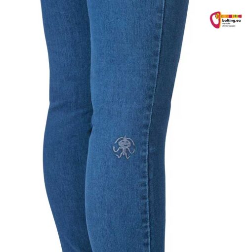 Rafiki Logo auf einem blauen Jeans Bein vor weißem Hintergrund
