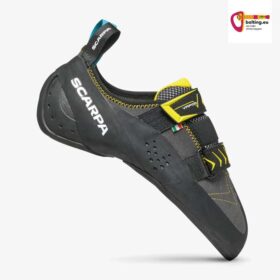 Schwarz gelber Kletterschuh schräg im Bild mit Spitze nach rechts unten.