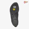 Schwarze Vibram XS Edge Sohle von unten vor weißem Hintergrund.