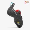 Schwarz roter Scarpa Vapor V LV Kletterschuh schräg von unten vor weißem Hintergrund.
