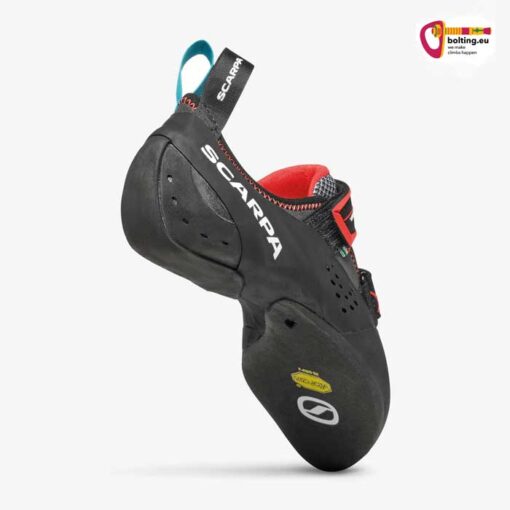 Schwarz roter Scarpa Vapor V LV Kletterschuh schräg von unten vor weißem Hintergrund.