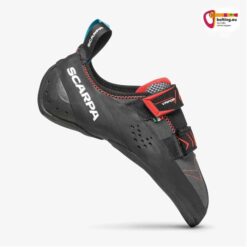 Schwarz roter Scarpa Vapor V LV Kletterschuh schräg vor weißem Hintergrund.