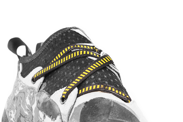 Oberer Teil eines Kletterschuhs mit Velcor und Anziehschlaufe.