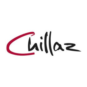 Logo der Kletterbekleidung Marke Chillaz mit rotem C auf weißem Grund.