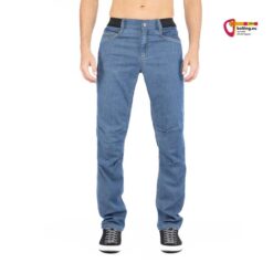 Bauchfreies männliches Modell mit hellblauer Chillaz Céüse Herren Kletterjean schräg von vorne.