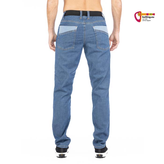 Bauchfreies männliches Modell mit hellblauer Chillaz Céüse Herren Kletterjean von der Rückseite.