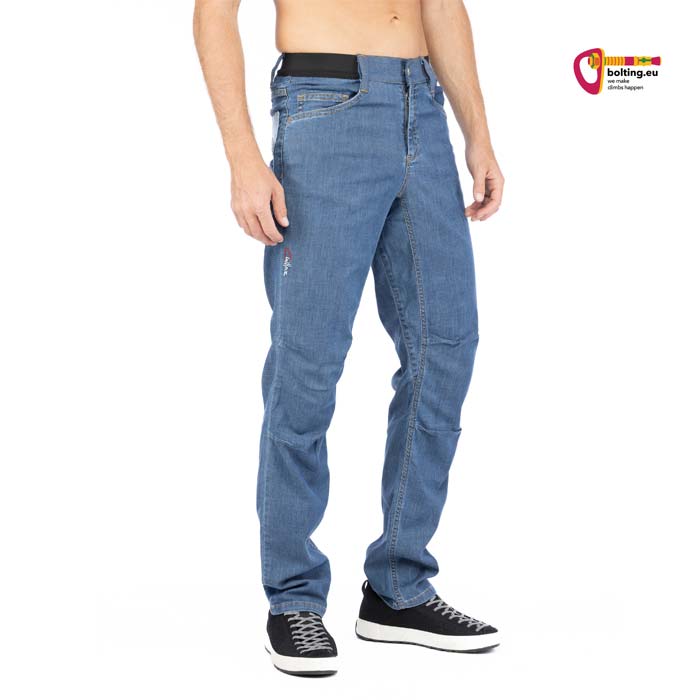 Bauchfreies männliches Modell mit hellblauer Chillaz Céüse Herren Kletterjean schräg von der Seite.