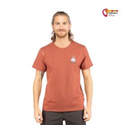 Modell mit ziegelrotem Chillaz E Ciao Herren Kletter T-Shirt von der Vorderseite.