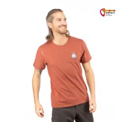 Modell mit ziegelrotem Chillaz E Ciao Herren Kletter T-Shirt von der Seite.