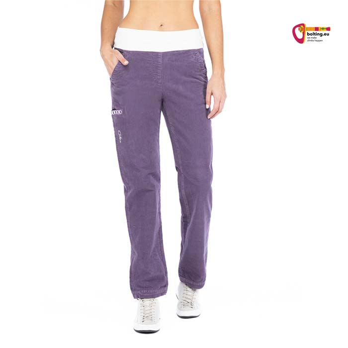 Bauchfreies Model mit Chillaz Sandra 3.0 Kletterhose in violett von der Vorderseite.