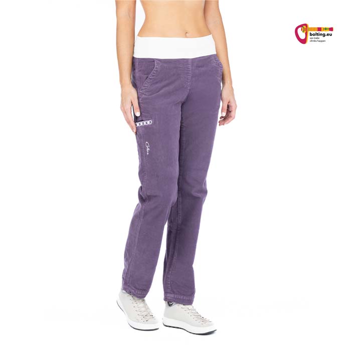 Bauchfreies Model mit Chillaz Sandra 3.0 Kletterhose in violett von der Seite.