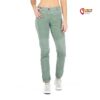 Bauchfreies Modell mit olivefarbener Chillaz Waldhorn Damen Kletterhose von der Seite.