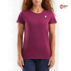 Frau mit roten Haaren und violettem E9 Marilyn biobaumwolle Klettershirt von vorne.