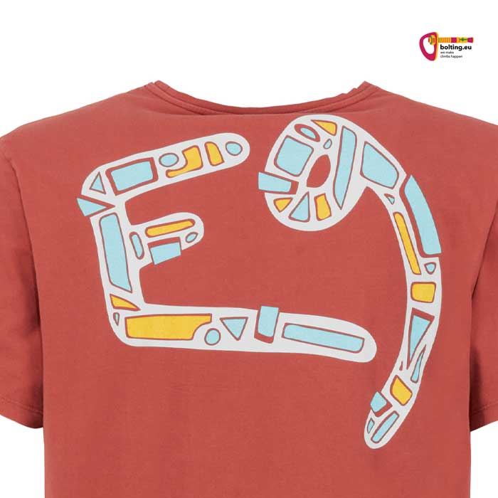 Detail eines E9 Herren Klettershirts mit großem Logo am Rücken.