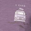 Weißer Bus und E Ciao Schriftzug auf einem violetten Damen T Shirt.