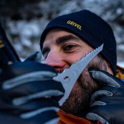 Eiskletterer rasiert sich den Bart mit einer silbernen Grivel Razor Ice Vario Blade Eishaue.