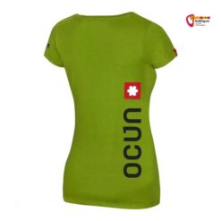 Grünes Ocun Logo T Bouldershirt von der Seite mit Logo und Schriftzug.