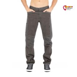 Bauchfreies männliches Modell mit dunkelgrauerer Chillaz Rofan 2.0 Kletterhose schräg von der Vorderseite.