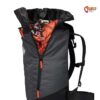 Schwarzer Black Diamond Crag 40 Kletterrucksack geöffnet mit Friends und oranger JAcke.