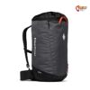 Schwarzer Black Diamond Crag 40 Kletterrucksack von der Seite mit Logo.