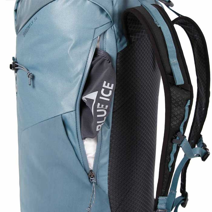 Seitlicher Reißverschluss eines Blue Ice Kletterrucksacks.