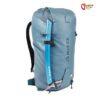 Hellblauer Blue Ice Dragonfly Kletterrucksack von der Seite mit montiertem Eispickel.