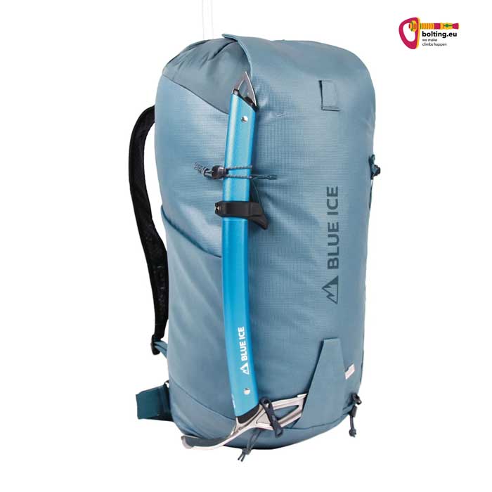 Hellblauer Blue Ice Dragonfly Kletterrucksack von der Seite mit montiertem Eispickel.