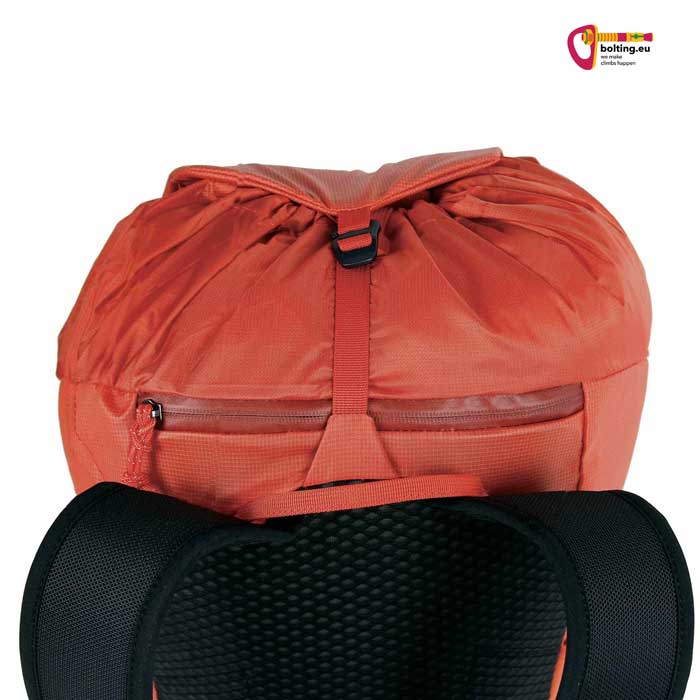 Top des Blue Ice Dragonfly Rucksacks mit VErschlusssystem und reißverschlussfach.