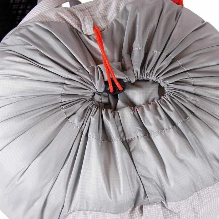 Verschluss System des Blue Ice Stach Rucksacks mit Zugband und Tanka.