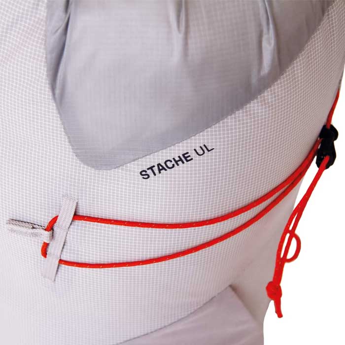 Kompressionsband eines Blue Ice Kletterrucksacks.