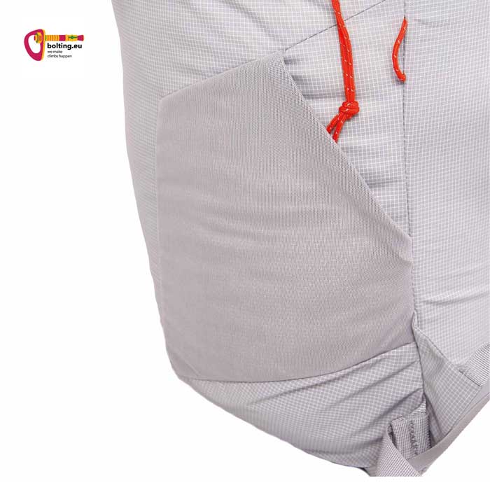 Stretch Tasche eines Blue Ice Kletterrucksacks.