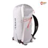 weiß-grauer Blue Ice Stache 25 UL Alpinkletterrucksack von der Rückseite.