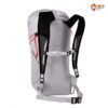 weiß-grauer Blue Ice Stache 25 UL Alpinkletterrucksack von der Rückseite mit Tragesystem.