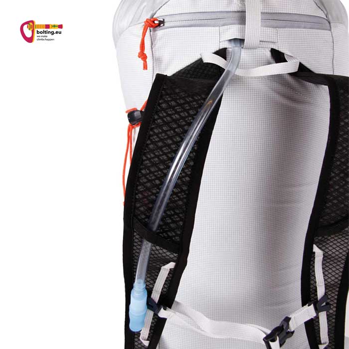 Weiß grauer Blue Ice Stache mit Trinksystem fixiert auf der Seite.