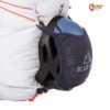 Detailaufnahme eines Blue Ice Stache 25 UL Alpinkletterrucksacks mit Helmhaklterung.