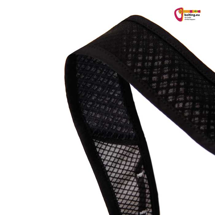 Schwarzer Trageriemen eines ultraleichten Kletterrucksacks.