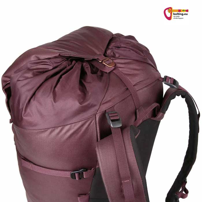 Verschlossenes Top des Blue Ice Warthog Kletterrucksacks mit Verschlusssystem und Schulterriemen.