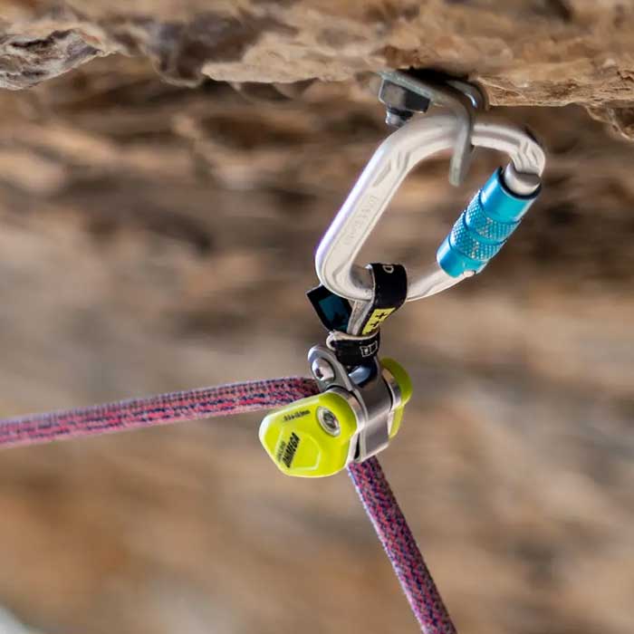 Edelrid Ohmega an Karabiner in Haken einer Kletterroute.