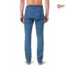 Bauchfreies Modell mit blauer Kletterhose Jeans Herren Rafiki Crimp von der Rückseite.