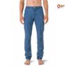 Bauchfreies Modell mit blauer Kletterhose Jeans Herren Rafiki Crimp von der Vorderseite.