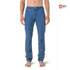 Bauchfreies Modell mit blauer Kletterhose Jeans Herren Rafiki Crimp von der Vorderseite.