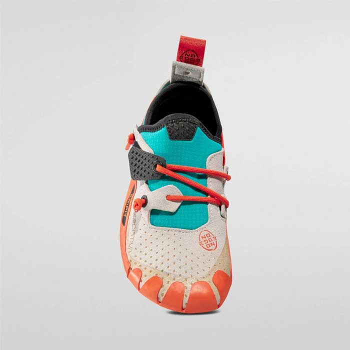 Bunter La Sportiva Gripit Kletterschuh mit oranger Sohle von vorne.