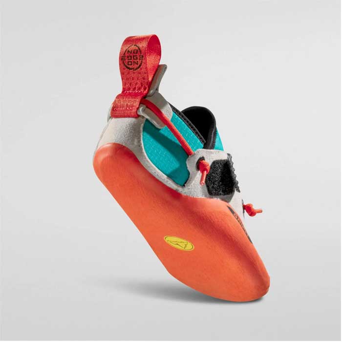 Bunter La Sportiva Gripit Kletterschuh für Kleinkinder mit oranger Sohle von schräg unten.