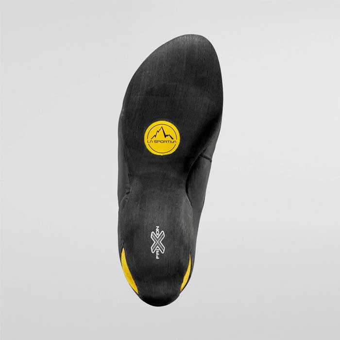 Schwarze Sohle eines La Sportiva Kletterschuhs.